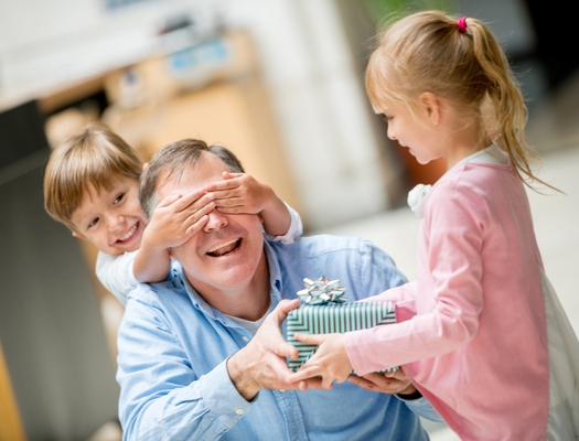 kids giving a gift to dad on fathers day