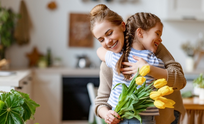 girl hugging mom on mothers day